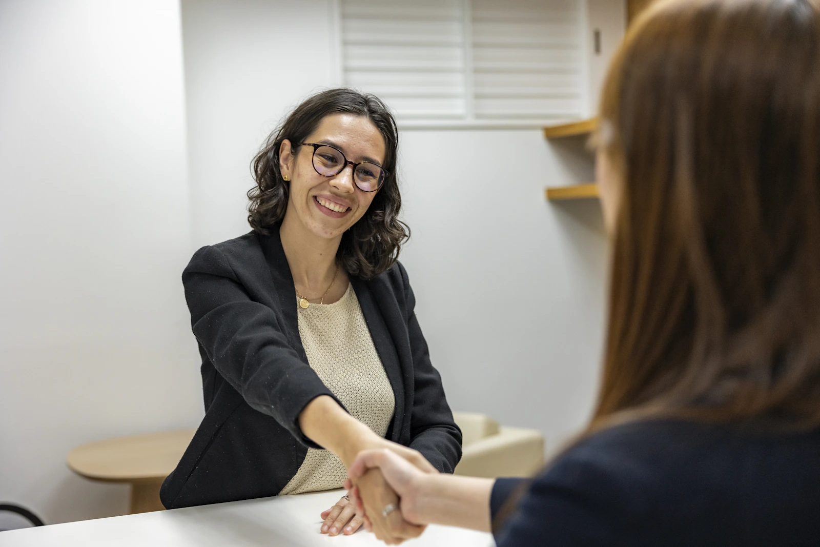 Dos profesionales dándose la mano tras una entrevista de trabajo exitosa