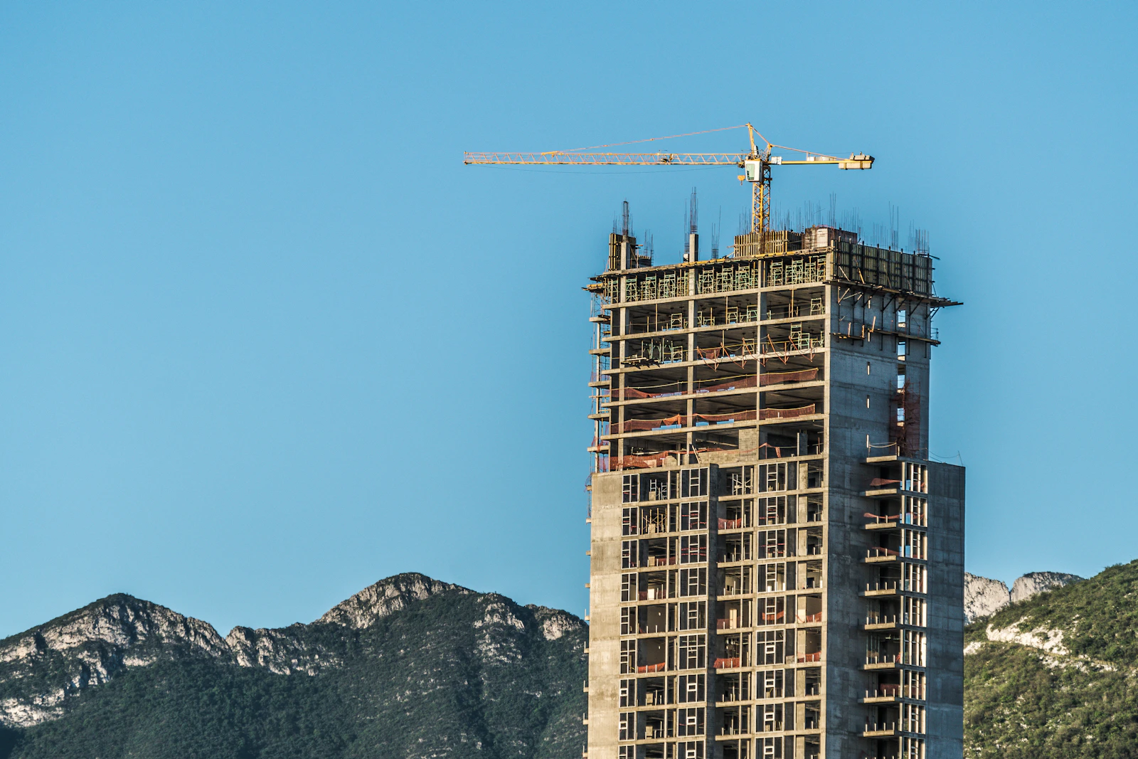 Edificio en construcción en el skyline de Monterrey, símbolo del crecimiento de la ciudad