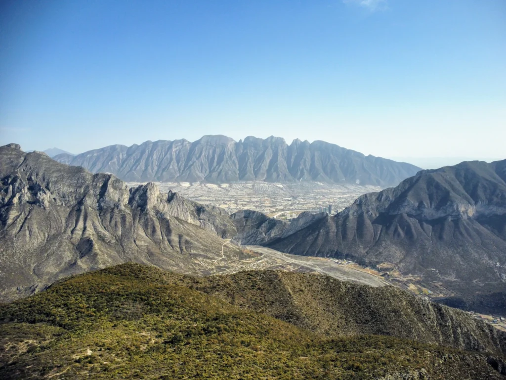 Vista panorámica de Monterrey, Nuevo León, rodeada de montañas