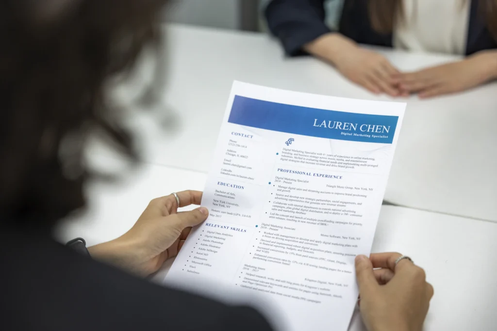 Vista cercana de un currículum y solicitud de empleo durante un proceso de entrevista