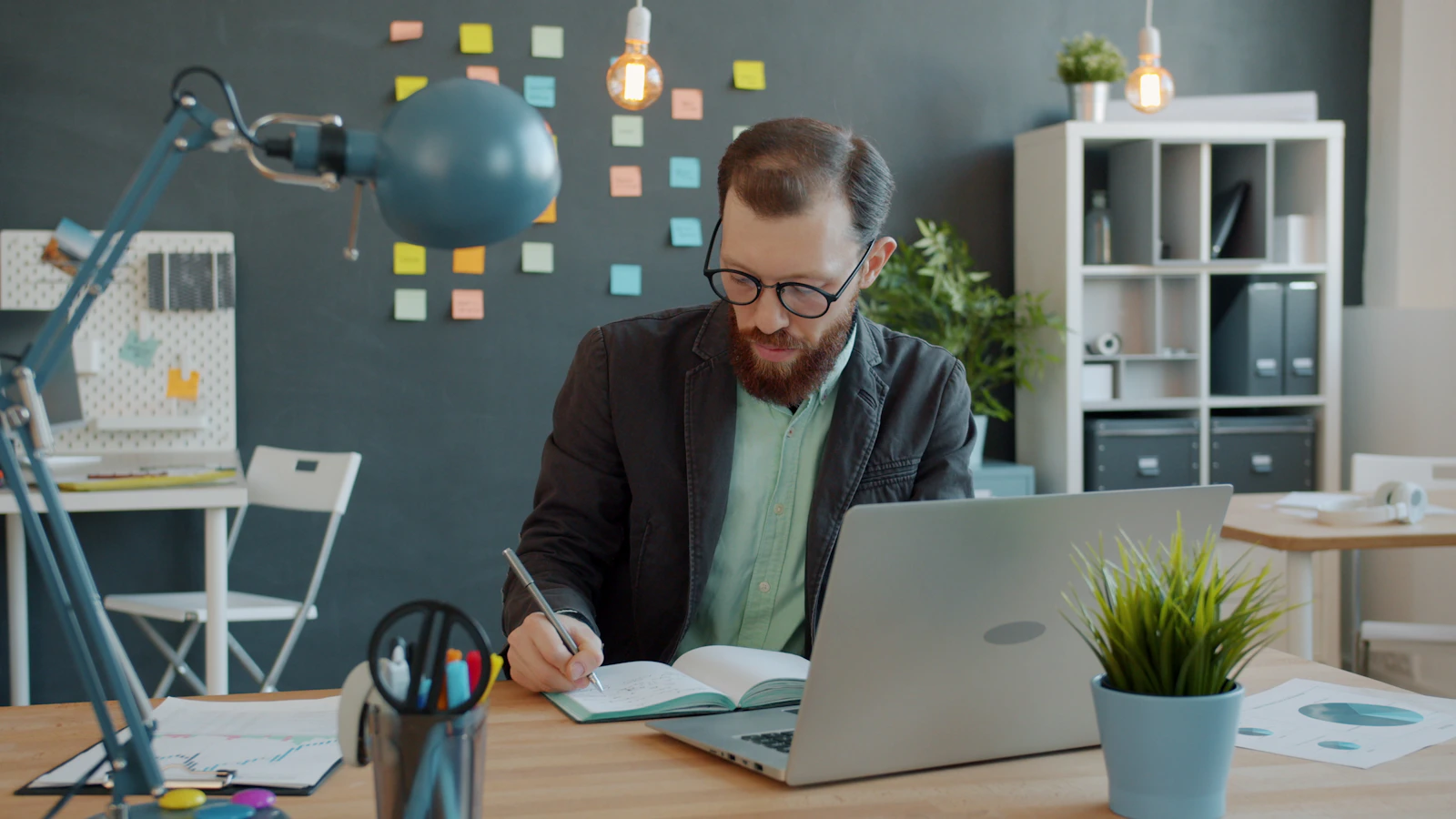 Persona trabajando en su currículum y notas en un espacio de trabajo moderno