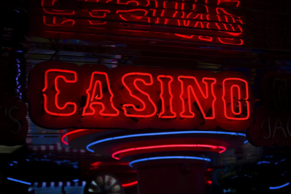 Letrero de neón de un casino iluminado durante la noche